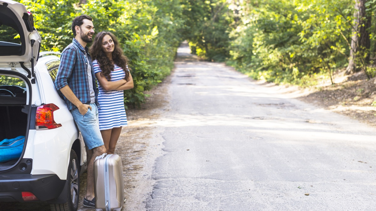 young-couple-car-trip