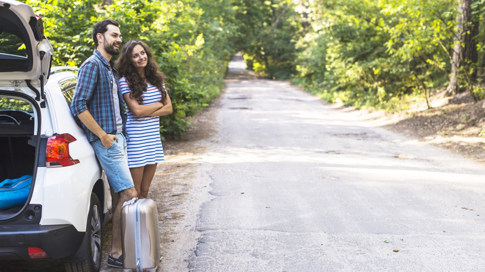 young-couple-car-trip